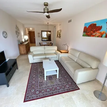 شقة Amazing Holiday With Tropical Community Pool إِستيبونا